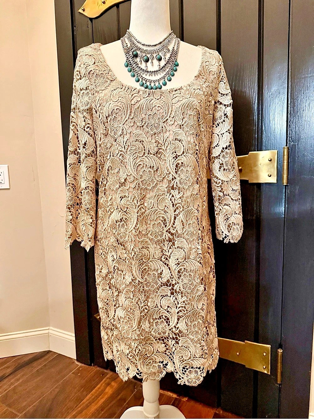 New White House Black Market WHBM Floral Cream Beige Lace Mini Dress Scoop Neck